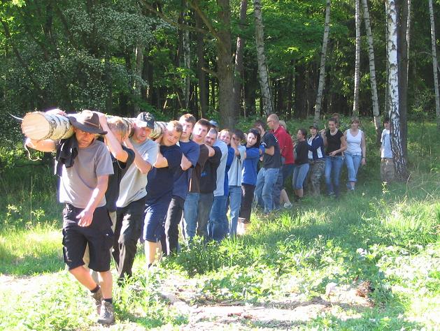 Der Maibaum wird auf Schultern aus dem Wald getragen