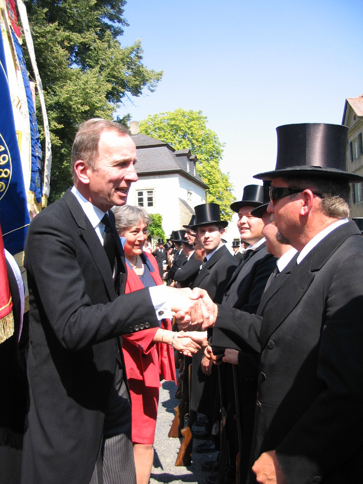 Begrüßung durch Johann-Friedrich Fürst zu Castell-Rüdenhausen (gest. 2014) und seiner Frau Maria