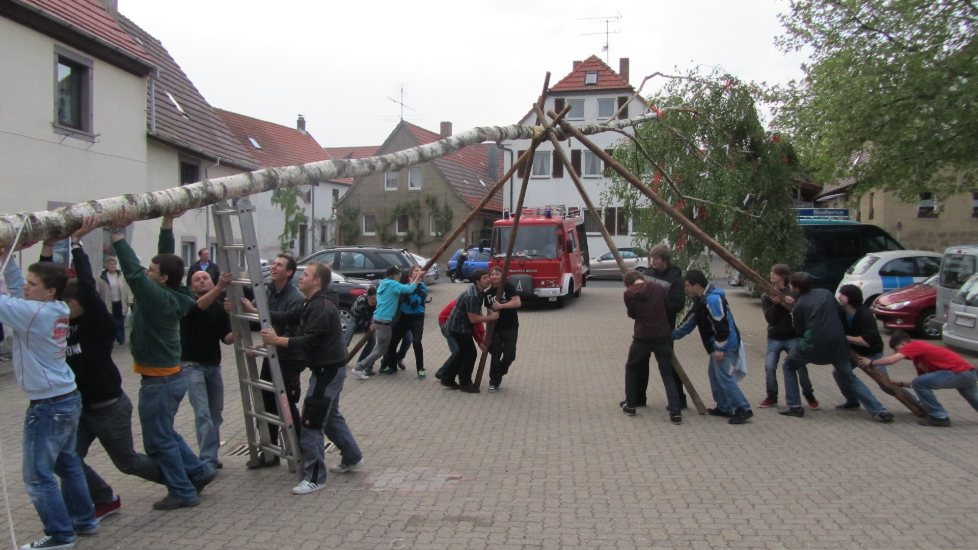 Aufstellen des Maibaums